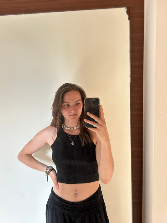 Black crop top 2